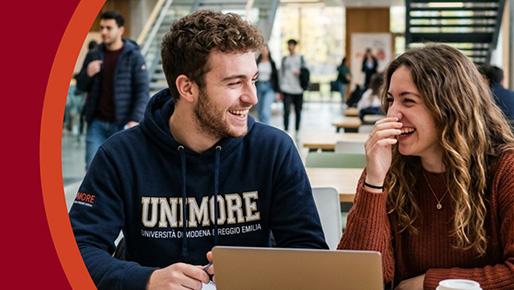 Due studenti che scherzano