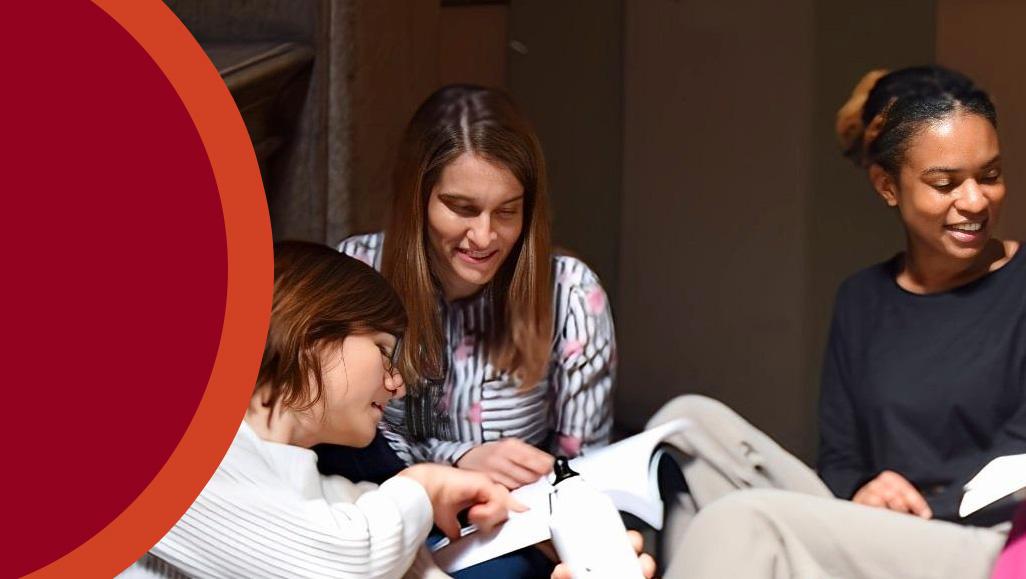 Studentesse di fronte all'ingresso dell'università