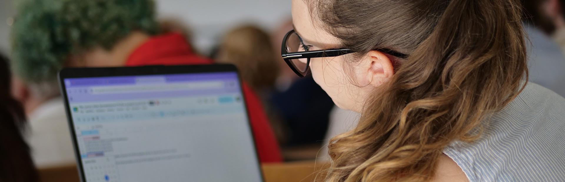 Studentessa di fronte al pc